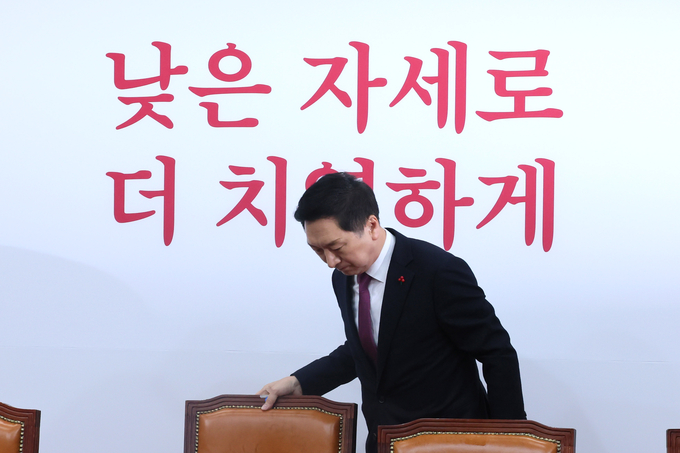 김기현 국민의힘 대표가 11일 국회에서 열린 최고위원회의에 참석하고 있다.