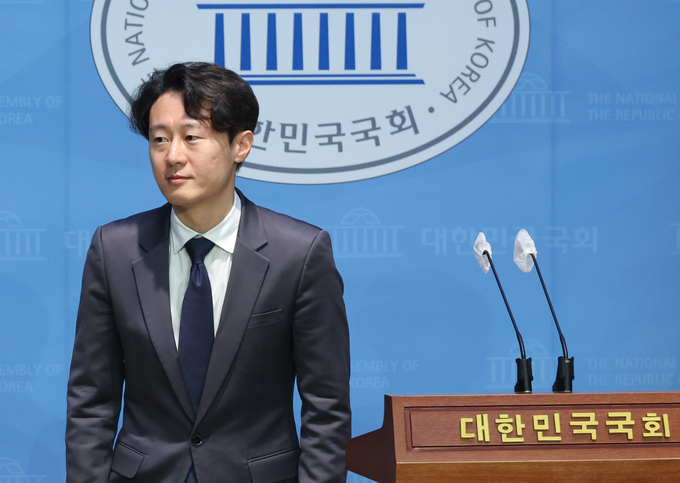 이탄희 더불어민주당 국회의원이 13일 국회 소통관에서 불출마를 선언한 뒤 기자회견장을 떠나고 있다. (사진=연합뉴스)