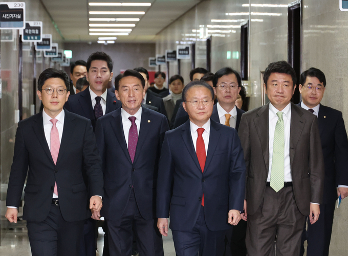 국민의힘 지도부가 14일 국회에서 열린 최고위원회의에 참석하기 위해 이동하고 있다. (사진=연합뉴스)