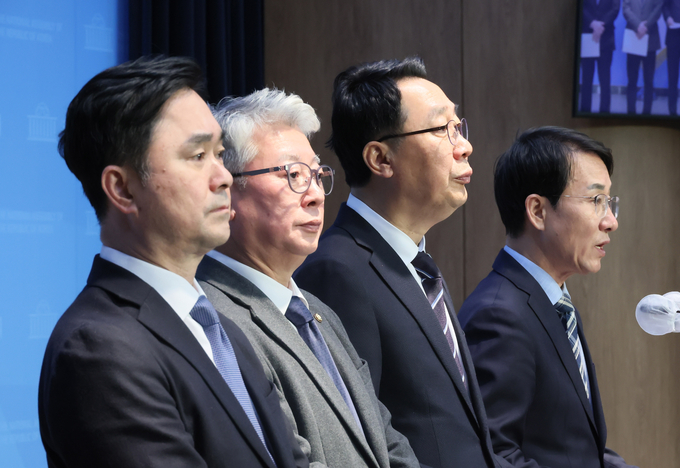 14일 국회 소통관에서 더불어민주당 혁신계 모임 원칙과 상식 의원들이 민주당 혁신 제안 기자회견을 하고 있다. 왼쪽부터 김종민, 조응천, 윤영찬, 이원욱. (사진=연합뉴스)