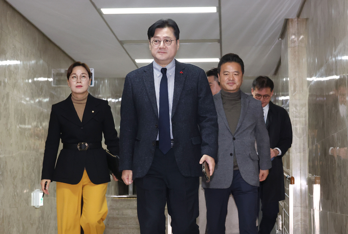 홍익표 더불어민주당 원내대표(왼쪽에서 두 번째)와 의원들이 14일 국회에서 열린 의원총회에 참석하고 있다. (사진=연합뉴스)