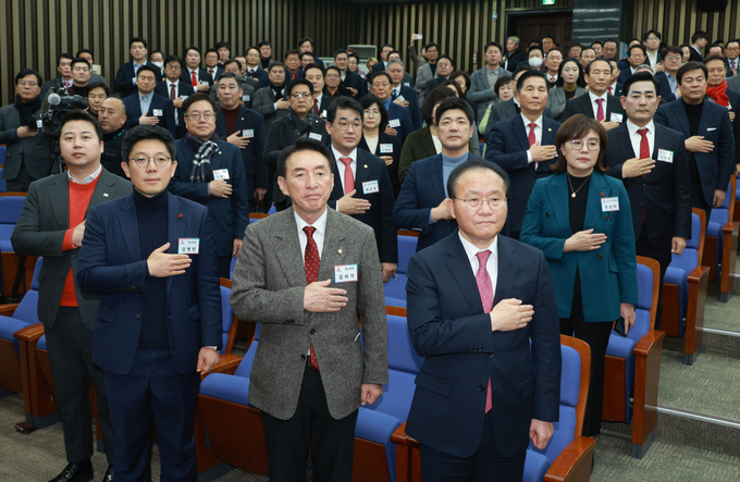 윤재옥 국민의힘 당대표 권한대행이 18일 서울 국회에서 열린 국회의원·당협위원장 연석회의에서 참석자들과 함께 국민의례를 하고 있다. (사진=연합뉴스)