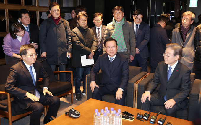 이재명 더불어민주당 대표가 18일 오후 서울 용산구 용산 CGV에서 열린 '길위에 김대중' VIP 시사회에 참석해 김부겸 전 총리, 김동연 경기도지사 등과 함께 영화 제작 관계자들과 대화하고 있다. (사진=연합뉴스)
