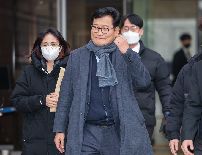 지난 18일 서울중앙지방법원에서 열린 구속 전 피의자심문(영장실질심사)을 마치고법정 빠져나가는 송영길 전 대표. ( 사진 = 연합뉴스 )