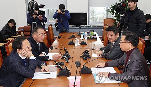 19일 국회에서 여야 2+2 합의체 회의가 열리고 있다. 왼쪽부터 시계방향으로 더불어민주당 박주민 원내수석부대표, 이개호 정책위의장, 국민의힘 유의동 정책위의장, 이양수 원내수석부대표. 