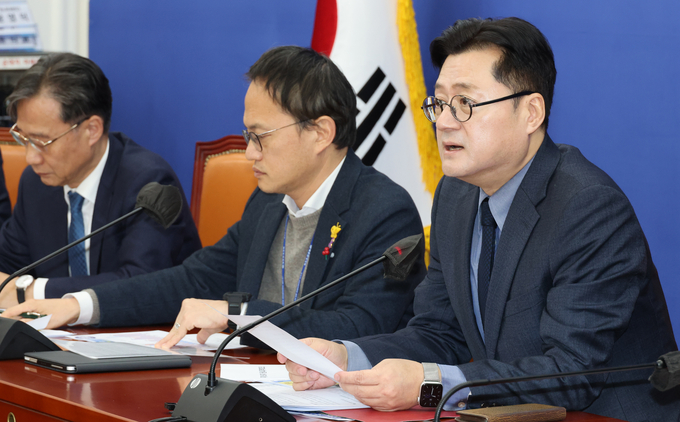 홍익표 더불어민주당 원내대표가 26일 국회에서 열린 원내대책회의에 참석해 발언하고 있다. (사진=연합뉴스)