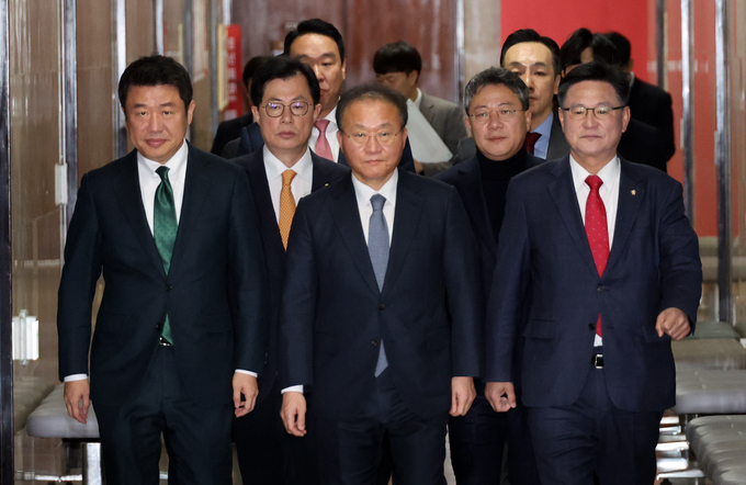 윤재옥 국민의힘 원내대표 겸 대표 권한대행(가운데)이 26일 국회에서 열린 전국위원회에 입장하고 있다. (사진=연합뉴스)