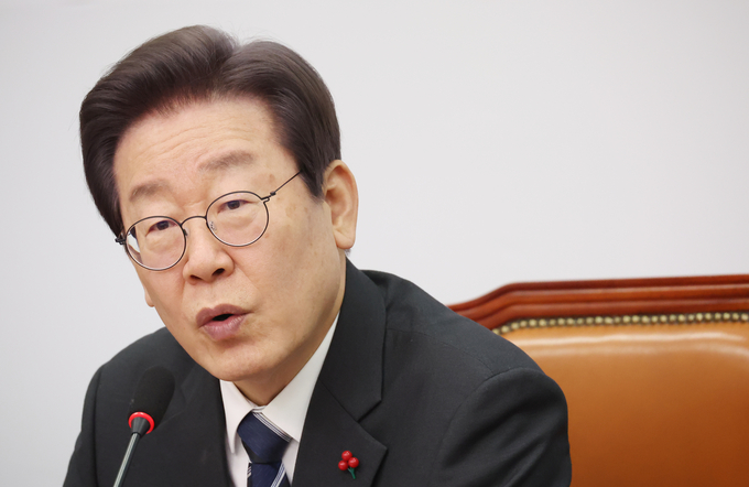이재명 더불어민주당 대표가 27일 국회 본관에서 열린 최고위원회의에 참석해 발언하고 있다. (사진=연합뉴스)