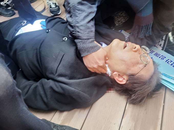 이재명 더불어민주당 대표가 2일 부산 가덕도 신공항 부지를 방문한 뒤 차량으로 이동하던 중 괴한에게 피습을 당했다. (사진=연합뉴스)