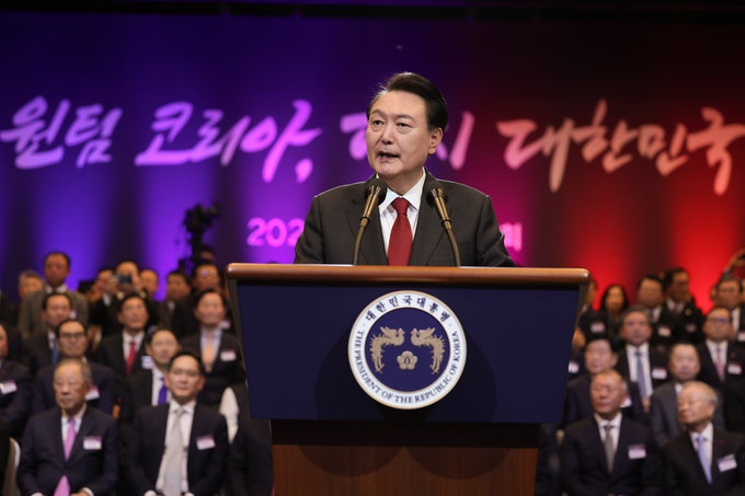 윤석열 대통령이 2일 서울 여의도 중소기업중앙회에서 열린 2024년 경제계 신년 인사회에서 격려사를 하고 있다. (사진=연합뉴스)