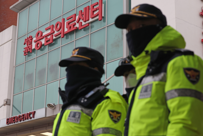 이재명 더불어민주당 대표가 흉기 습격을 받고 치료 중인 3일 오전 서울 종로구 서울대병원 앞에서 경찰들이 경계 근무를 서고 있다. (사진=연합뉴스)