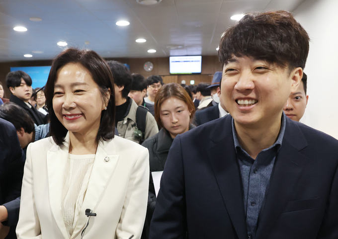 허은아 국민의힘 의원(왼쪽)이 3일 국회에서 탈당 기자회견을 마치고 개혁신당(가칭)을 준비 중인 이준석 전 국민의힘 대표와 함께 걸어나오고 있다. (사진=연합뉴스) 