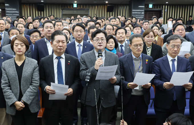 홍익표 더불어민주당 원내대표가 3일 오전 국회에서 비상의원총회를 마친 뒤 민주당 의원 전원이 뜻을 모은 입장문을 발표하고 있다. (사진=연합뉴스)