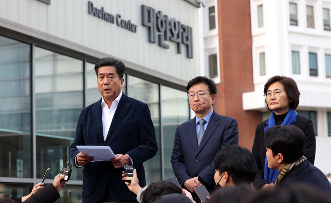 더불어민주당 영입인재 5호인 강청희 전 의사협회부회장(왼쪽)과 권칠승 수석대변인(가운데)이 3일 서울 종로구 서울대병원에서 이재명 더불어민주당 대표의 피습 관련 치료 경과 상태에 브리핑을 하고 있다. (사진=연합뉴스)