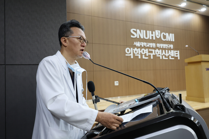 이재명 더불어민주당 대표의 수술을 집도한 서울대병원 이식혈관외과 민승기 교수는 4일 이 대표의 치료 경과를 브리핑하고 있다. (사진=연합뉴스)