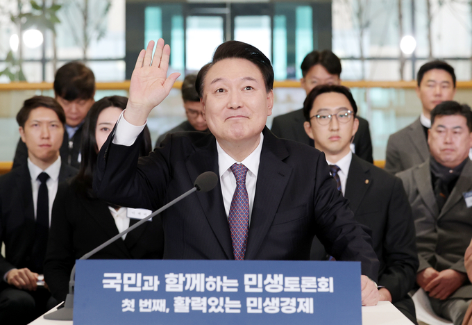 윤석열 대통령이 4일 경기도 용인시 중소기업인력개발원에서 ‘국민과 함께하는 민생토론회’ 형식으로 열린 기획재정부의 2024년 신년 업무보고에서 온라인 참석자들에게 인사하고 있다. (사진=연합뉴스)