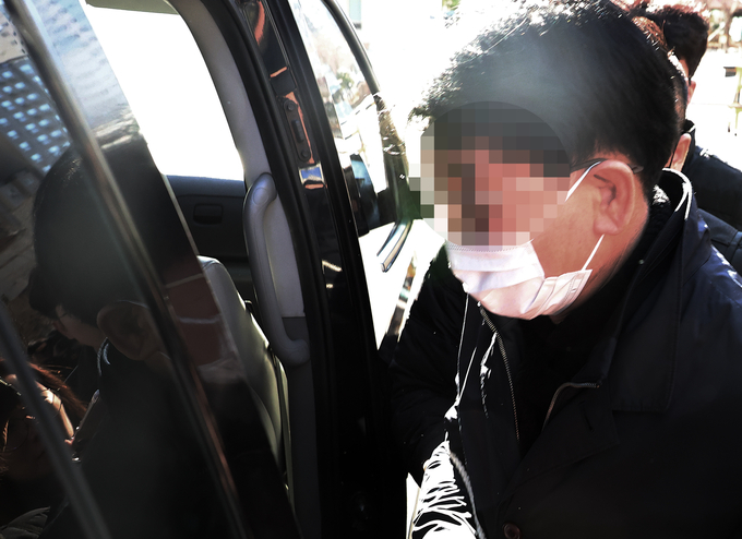 이재명 더불어민주당 대표를 흉기로 찌른 혐의로 구속영장이 청구된 피의자 김모씨가 4일 오후 부산 연제구 부산지방법원에서 열린 구속 전 피의자심문(영장실질심사)를 마친 뒤 호송차에 타고 있다. (사진=연합뉴스)