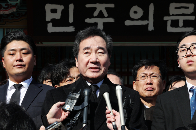 이낙연 전 더불어민주당 대표가 7일 오전 광주 북구 국립 5.18 민주묘지에서 참배를 마친 뒤 발언을 하고 있다. (사진=연합뉴스)