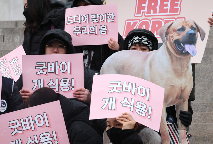  9일 오후 국회 본청 앞 계단에서 동물복지국회포럼과 개식용 종식을 위한 국민행동 공동주최로 이 열리고 있다. (사진=연합뉴스)
