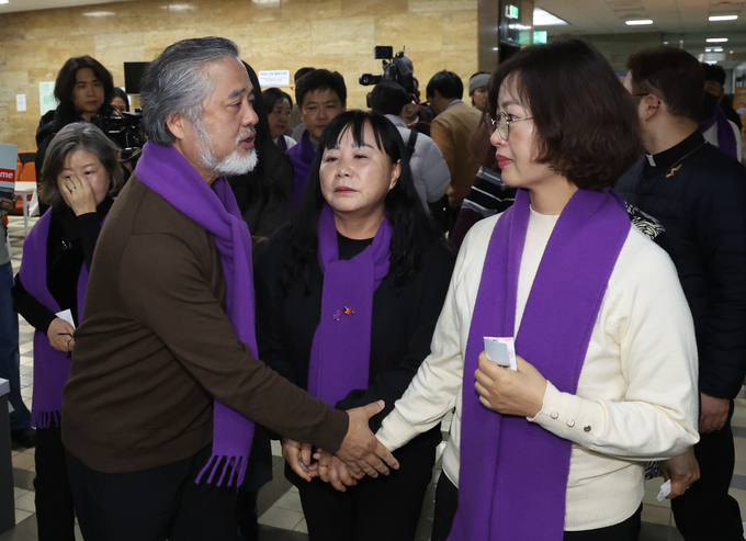 9일 국회 본회의 방청을 마치고 나온 이정민 유가족협의회 운영위원장이 유족들을 위로하고 있다. (사진=연합뉴스)