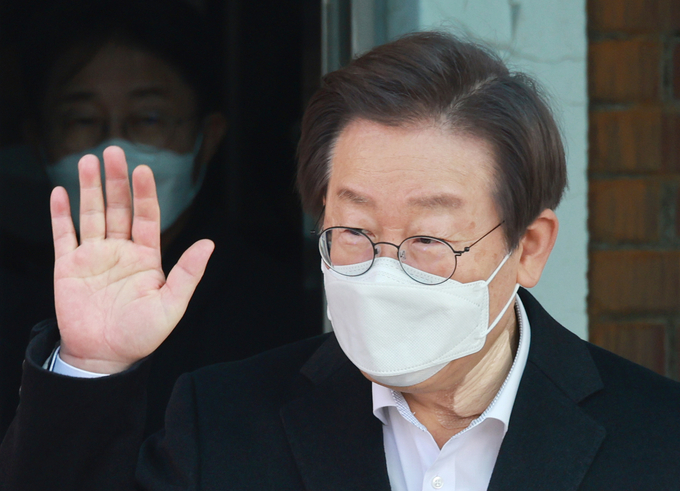 이재명 더불어민주당 대표가 10일 서울대병원에서 퇴원하던 중 지지자들에게 인사를 건내고 있다. (사진=연합뉴스)