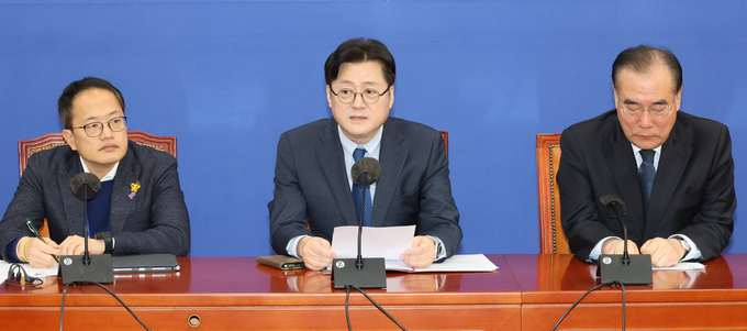 홍익표 더불어민주당 원내대표가 16일 국회 본청에서 원내대표회의를 주재하고 있다. (사진=연합뉴스)