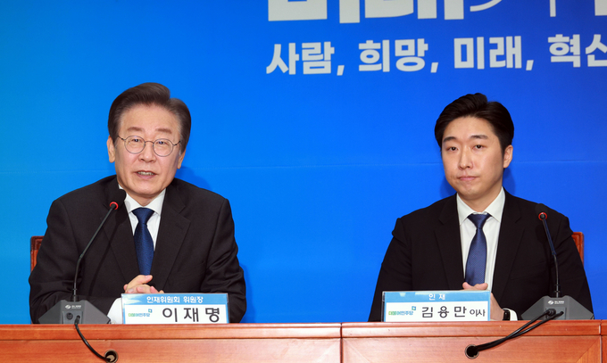 이재명 더불어민주당 대표가 17일 국회에서 열린 제8차 총선 인재영입식에서 김용만 대한민국임시정부기념사업회 이사에게 환영의 말을 전하고 있다. (사진=연합뉴스)