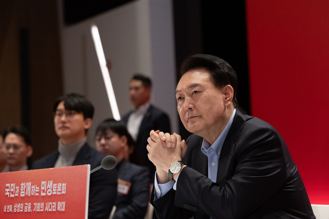 윤석열 대통령이 17일 서울 영등포구 한국거래소에서 열린 ‘국민과 함께하는 민생토론회 - 네번째, 상생의 금융, 기회의 사다리 확대’에서 참석자의 말을 경청하고 있다. (사진=연합뉴스)