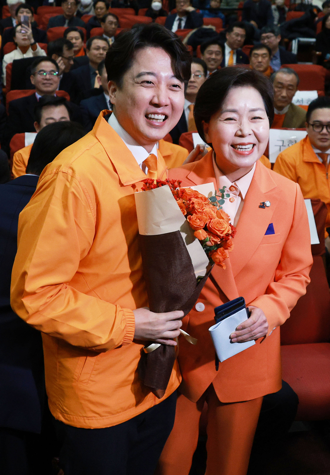 이준석 개혁신당 대표가 20일 국회 의원회관에서 열린 개혁신당 창당대회에서 양향자 한국의희망 대표와 기념사진을 찍고 있다. (사진=연합뉴스) 