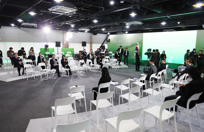 22일 서울 동대문구 한국콘텐츠진흥원 콘텐츠인재캠퍼스에서 열린 ‘국민과 함께하는 민생토론회-다섯 번째, 생활규제 개혁’에서 참석자들이 행사 시작을 기다리고 있다. 이날 윤석열 대통령은 불참했다. (사진=연합뉴스)