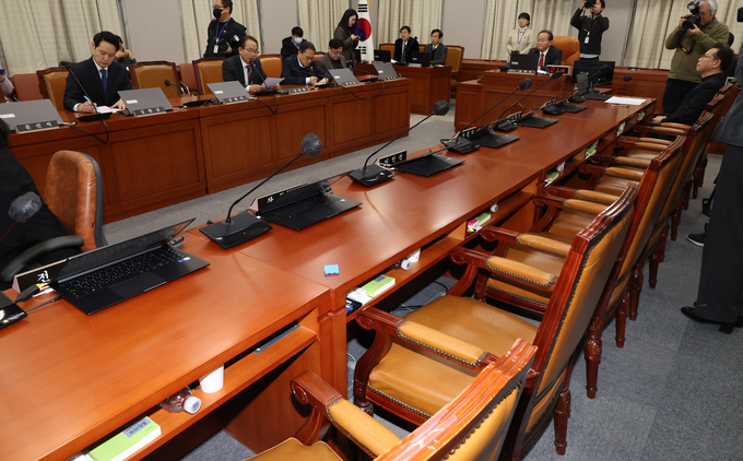 23일 더불어민주당과 진보당 등 야당이 국회 운영위원회를 단독 소집했지만 여당인 국민의힘 의원들이 불참하면서 개회 16분만에 산회됐다. (사진=연합뉴스)