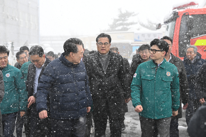 윤석열 대통령과 한동훈 국민의힘 비상대책위원장이 23일 함께 서천 시장 화재현장 점검에 나섰다. (사진=연합뉴스)