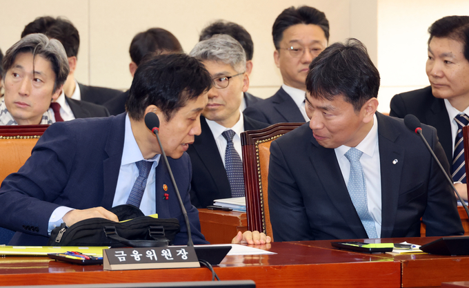 정무위 현안질의에 출석한 김주현 금융위원장(왼쪽)과 이복현 금융감독원장 (사진=연합뉴스 제공)
