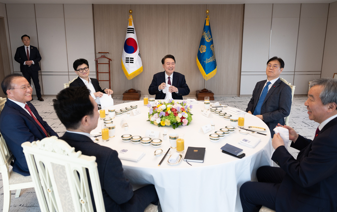  윤석열 대통령이 29일 서울 용산 대통령실 청사에서 국민의힘 한동훈 비상대책위원장, 윤재옥 원내대표 등과 오찬하며 대화하고 있다. (사진=연합뉴스) 