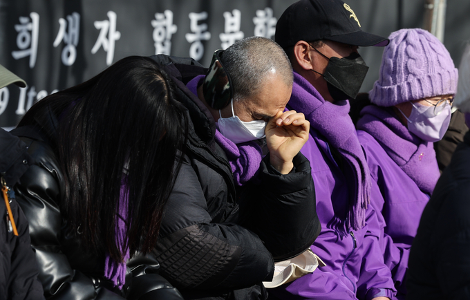 10.29 이태원참사 특별법에 대한 재의요구안이 의결된 30일 오후 서울광장 10.29 이태원참사 희생자 합동분향소에서 한 참가자가 생각에 잠겨있다. (사진=연합뉴스)