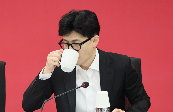 한동훈 국민의힘 비상대책위원장이 1일 여의도 중앙당사에서 비상대책위원회의에 참석해 목을 축이고 있다. (사진=연합뉴스)
