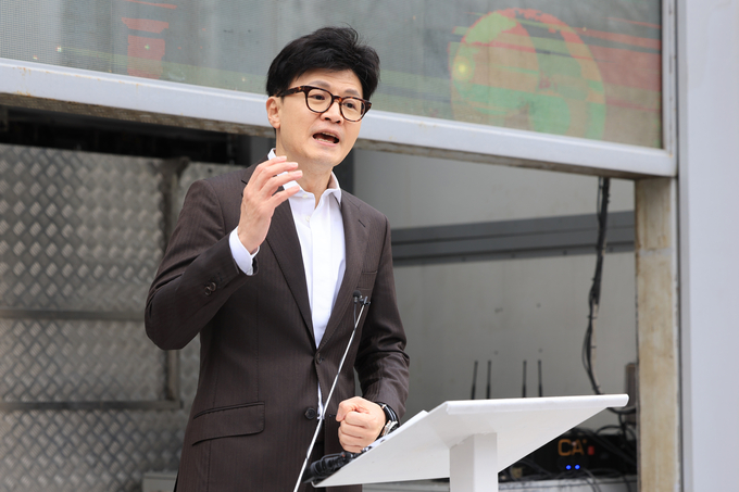 한동훈 국민의힘 비상대책위원장이 지난 3일 경기도 김포시 라베니체광장에서 열린 김포-서울 통합 염원 시민대회에 참석해 발언하고 있다. (사진=연합뉴스)