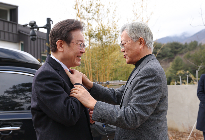 이재명 더불어민주당 대표가 4일 오후 경남 양산시 하북면 평산마을 문재인 전 대통령 사저에서 문 전 대통령과 인사를 나누고 있다. (사진=연합뉴스)