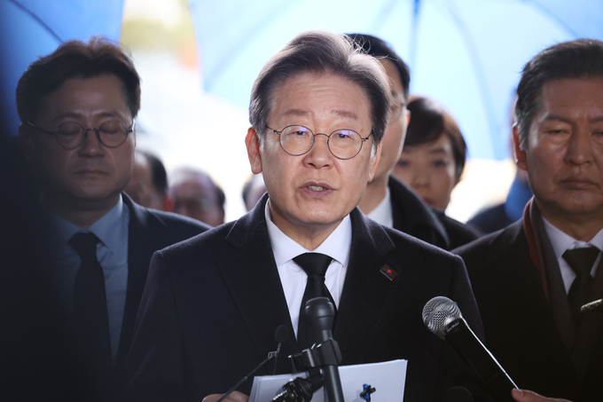 이재명 더불어민주당 대표가 5일 오전 광주 북구 국립 5·18 민주묘지에서 긴급 기자회견을 하고 있다. (사진=연합뉴스)