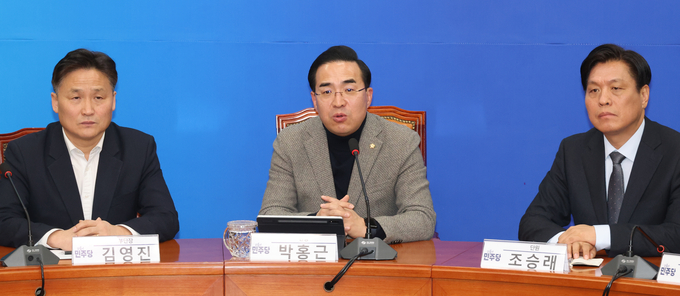 박홍근 더불어민주당 민주개혁진보 선거연합 추진단장이 8일 국회에서 기자간담회를 하고 있다. (사진=연합뉴스)