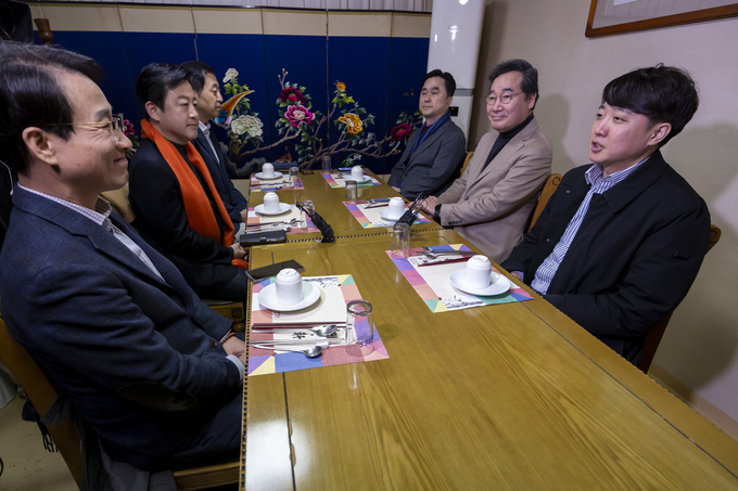 이준석 개혁신당 공동대표가 지난 11일 서울 종로구의 한 식당에서 열린 1차 개혁신당 임시 지도부 회의에서 발언하고 있다. (사진=연합뉴스)