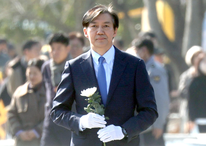 조국 전 법무부 장관이 12일 노무현 전 대통령 묘역 참배를 위해 경남 김해 봉하마을을 찾았다. (사진=연합뉴스)
