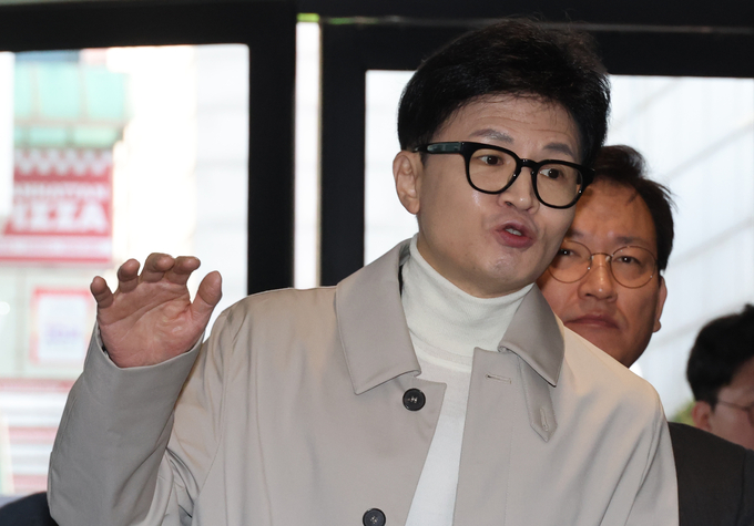 한동훈 국민의힘 비상대책위원장이 지난 13일 여의도 중앙당사 출근길에 기자들의 질문에 대답하고 있다. (사진=연합뉴스)