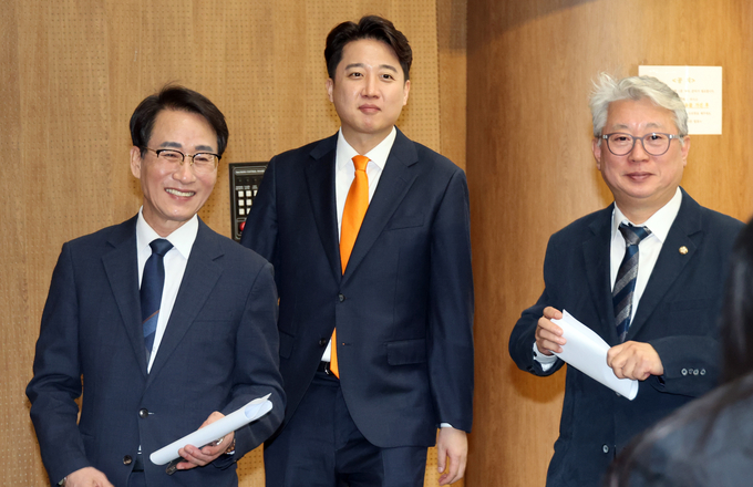 이원욱(왼쪽)·조응천(오른쪽) 국회의원은 13일 이준석(가운데) 개혁신당 대표와 국회 소통관에서 기자회견을 열고 제22대 국회의원 선거에 개혁신당 소속으로 출마하겠다고 밝혔다. (사진=연합뉴스)