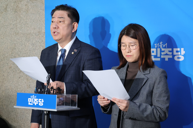 더불어민주당 김병기 의원과 박희정 중앙당공직선거후보자추천관리위원회 대변인이 15일 국회에서 3차 공관위 심사결과를 발표하고 있다. (사진=연합뉴스)