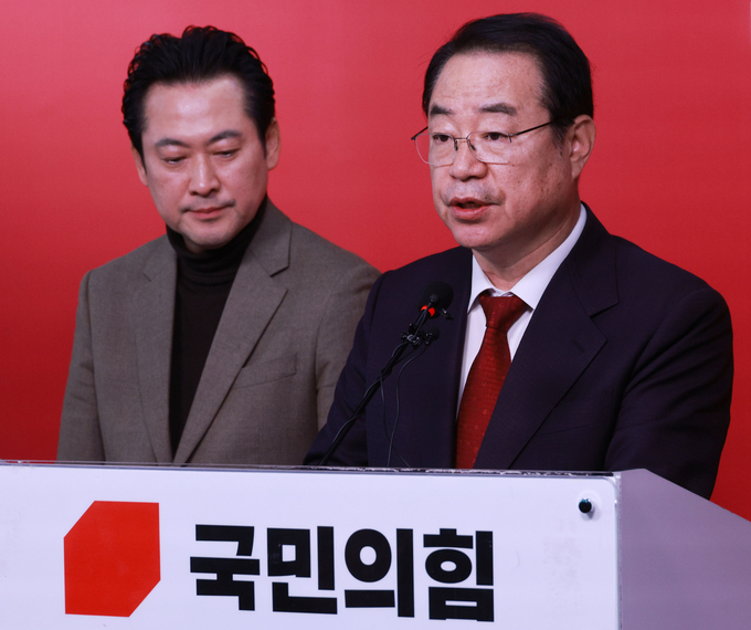 국민의힘 정영환 공천관리위원장(오른쪽)이 16일 여의도 중앙당사에서 전날 실시한 면접 결과를 브리핑 하고 있다. 왼쪽은 장동혁 사무총장. (사진=연합뉴스) 