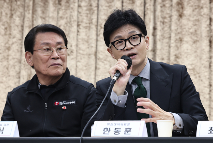 한동훈 국민의힘 비상대책위원장이 16일 오후 의정부시 제일시장 번영회 사무실에서 열린 시민 간담회에서 발언하고 있다. 왼쪽은 조진식 제일시장 번영회장. (사진=연합뉴스)