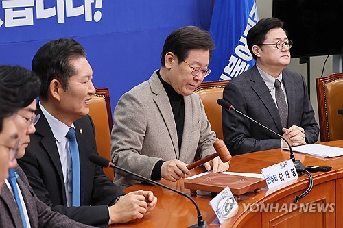 이재명 더불어민주당 대표가 19일 국회에서 열린 최고위원회의에서 회의 속개 선언을 하고 있다. 