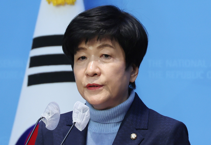 국회부의장인 김영주 더불어민주당 의원은 19일 국회 소통관에서 기자회견을 열고 탈당을 선언했다. (사진=연합뉴스)