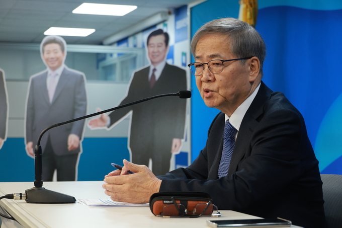 임혁백 더불어민주당 공천관리위원장이 21일 여의도 중앙당사에서 공천 심사 결과를 브리핑하고 있다. (사진=연합뉴스)